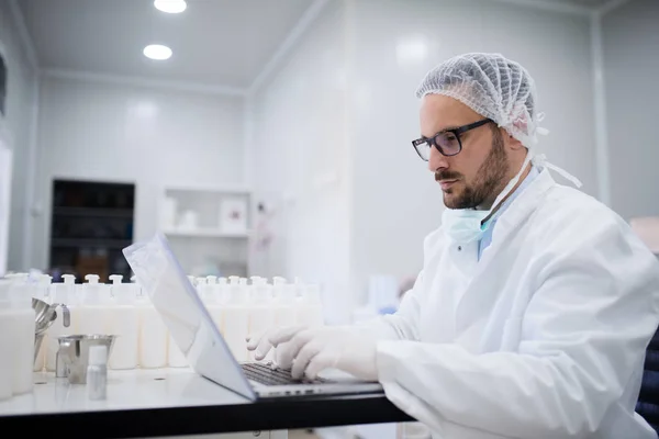 Technologist Using Laptop Entering Data Test Results While Sitting Lab — Stock Photo, Image