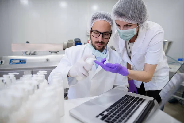 Tecnólogo Seu Assistente Testando Produtos Cosméticos Laboratório — Fotografia de Stock