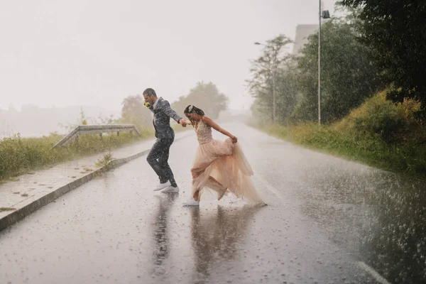 Joven Tonta Recién Casada Cruzando Calle Día Lluvioso Correr Ropa — Foto de Stock