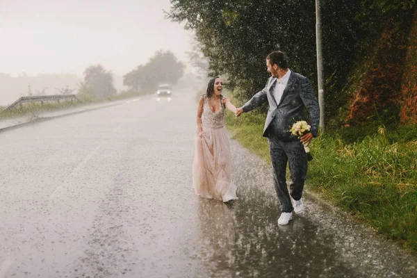 Una Pareja Casada Cogida Mano Caminando Sobre Lluvia Caminar Ropa — Foto de Stock