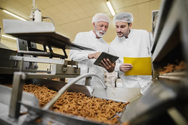 Deux Hommes Affaires Vêtements Stériles Debout Dans Usine Alimentaire Face — Photo