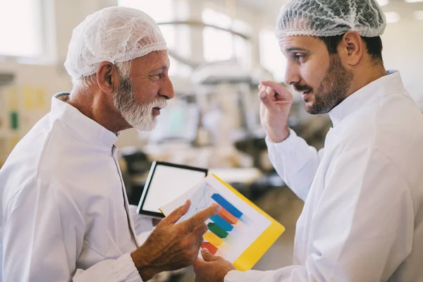 Immagine Due Colleghi Uomini Affari Abiti Sterili Che Parlano Business — Foto Stock