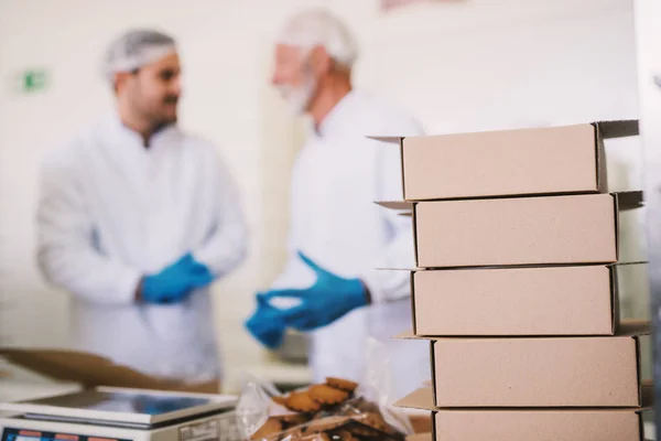 Imagen Del Grupo Cajas Fábrica Alimentos Imagen Borrosa Dos Hombres —  Fotos de Stock