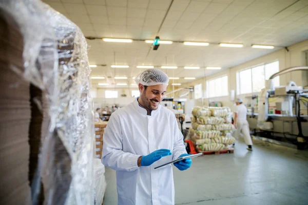 Jeune Homme Manager Vêtements Stériles Debout Dans Usine Alimentaire Regardant — Photo