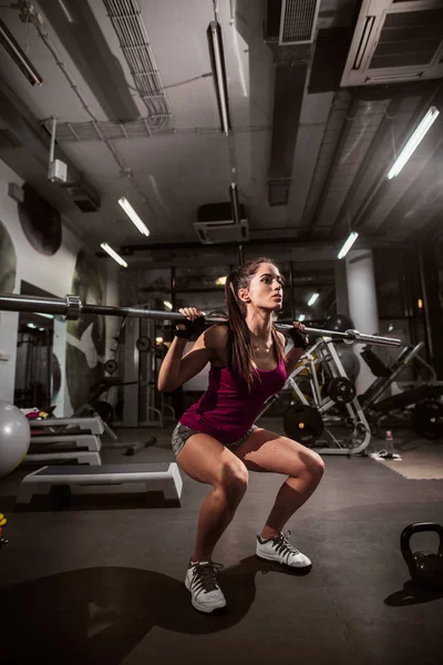 Sterke Vrouw Sportkleding Quats Doen Terwijl Gewicht Bar Haar Schouders — Stockfoto