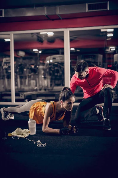 Sterke Jonge Fit Vrouw Sportkleding Doen Plank Oefening Terwijl Persoonlijke — Stockfoto