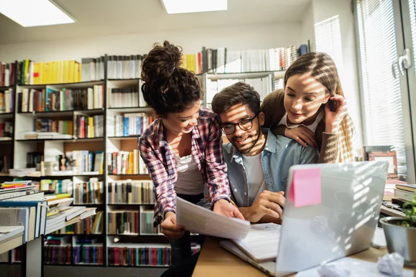 Tres Jóvenes Estudiantes Trabajadores Que Estudian Biblioteca Utilizando Ordenador Portátil —  Fotos de Stock