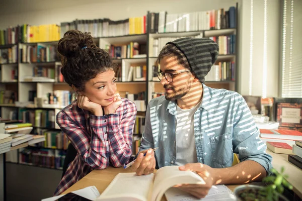 Compañeros Clase Aprendiendo Togeter Para Exámenes Biblioteca Estudiante Masculino Explicando — Foto de Stock