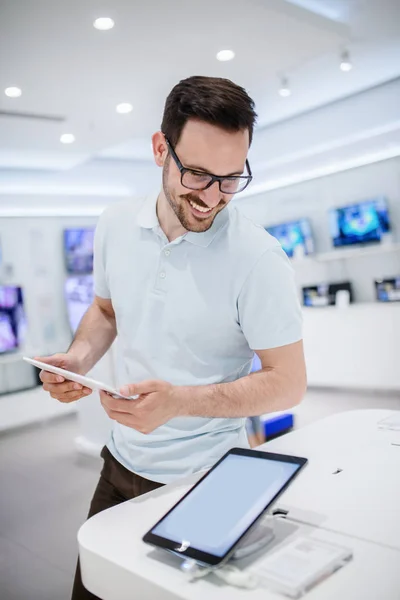 Sorrindo Jovem Bonito Homem Loja Eletrônicos Escolhendo Novo Tablet — Fotografia de Stock