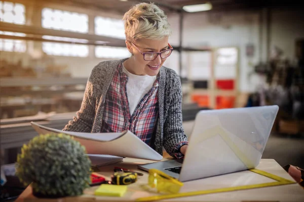 Engenheiro Feminino Profissional Trabalhando Duro Com Laptop Planta Oficina — Fotografia de Stock