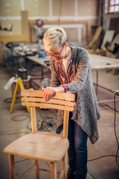 Młody Pracowity Profesjonalne Kobiece Cieśla Wiertarka Elektryczna Mocowanie Fotela Warsztacie — Zdjęcie stockowe