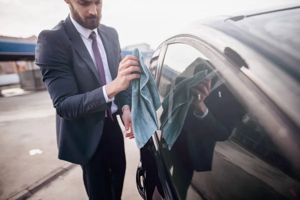 Όμορφος Μοντέρνος Νέος Γένια Άνθρωπος Στο Κοστούμι Καθαρισμού Αυτοκινήτων Πανί — Φωτογραφία Αρχείου