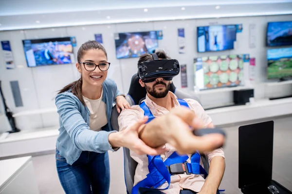 Junger Mann Mit Brille Und Kabellosem Steuerknüppel Der Hand Tech — Stockfoto