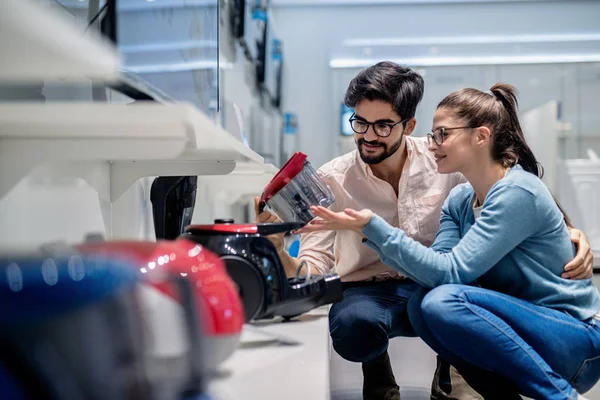 Jovem Casal Feliz Comprar Novo Aspirador Loja Equipamentos — Fotografia de Stock