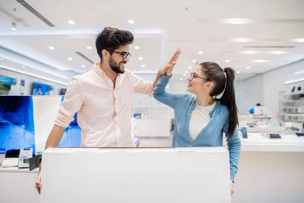 Joven Feliz Amor Pareja Celebración Grande Caja Después Comprar Nuevo — Foto de Stock