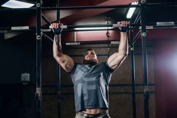 Muskuløs Skjeggete Mann Som Gjør Armhevinger Trener Biceps Tilbake Gymsalen – stockfoto