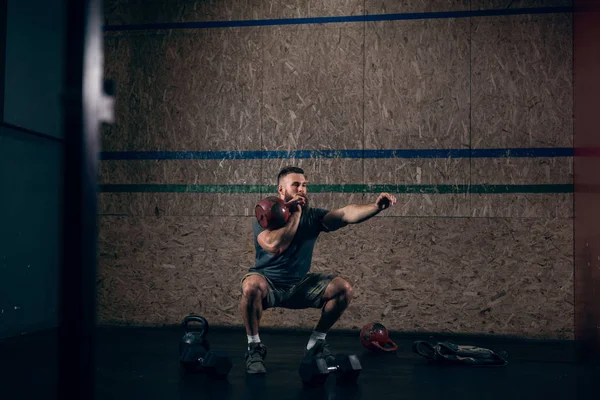 Muscular Caucasiano Barbudo Homem Levantando Kettlebells Ginásio — Fotografia de Stock