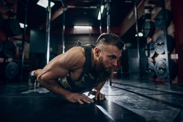 Muskulöser Kaukasischer Bärtiger Mann Der Liegestütze Militärischer Gewichtsweste Fitnessstudio Macht — Stockfoto
