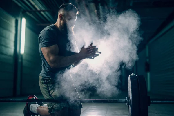Bearded Strong Bodybuilder Preparing Exercise Heavy Barbell Gym Using Powder — Stock Photo, Image