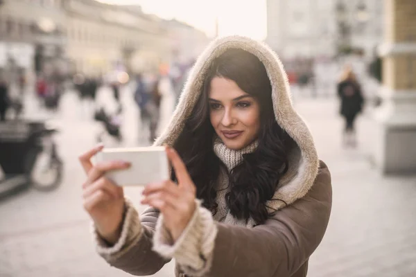 Mulher Bonita Feliz Casaco Inverno Que Toma Selfie Cidade — Fotografia de Stock