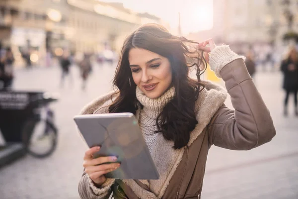 Hermosa Mujer Usando Tableta Pie Calle Tiempo Frío — Foto de Stock