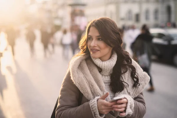 Ευτυχής Όμορφη Γυναίκα Στο Παλτό Χειμώνα Περπάτημα Στην Πόλη — Φωτογραφία Αρχείου