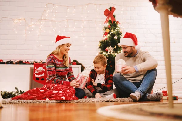 Glückliche Familie Feiert Weihnachten Hause Sitzt Auf Dem Fußboden Neben — Stockfoto