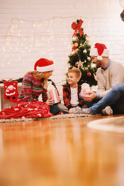 Lycklig Familj Firar Jul Hemma Sitter Golvet Pläd Nära Julgran — Stockfoto