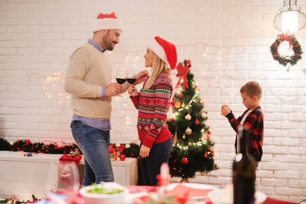 Šťastná Rodina Slaví Vánoce Doma Rodiče Pití Vína Vánočního Stromu — Stock fotografie