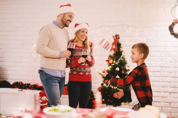Šťastná Rodina Slaví Vánoce Doma Rodiče Pití Vína Vánočního Stromu — Stock fotografie