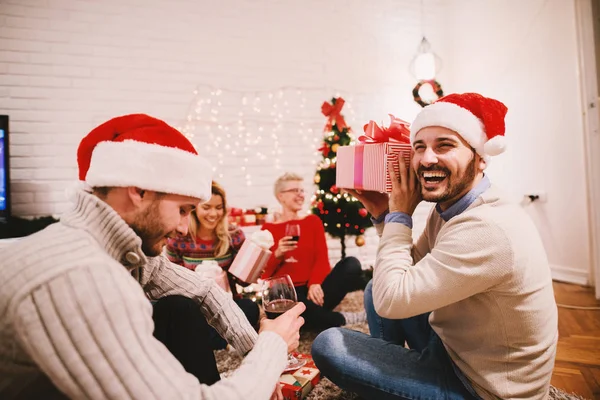 Happy Přátelé Slaví Vánoce Doma Rozdával Dárky Navzájem — Stock fotografie