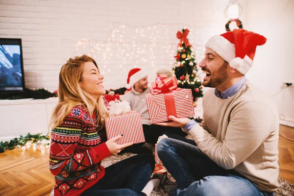 Amigos Felizes Celebrando Natal Casa Dando Presentes Uns Aos Outros — Fotografia de Stock