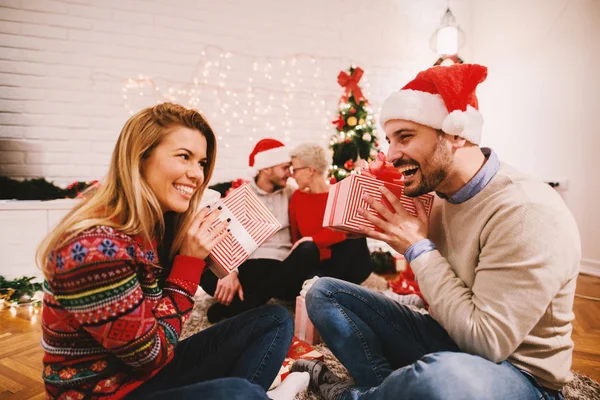 Amigos Felizes Celebrando Natal Casa Dando Presentes Uns Aos Outros — Fotografia de Stock