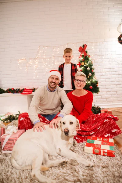 Fiatal Boldog Család Ünnepli Karácsony Ülő Földre Otthon Imádnivaló Labrador — Stock Fotó