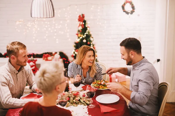 Happy Přátelé Slaví Vánoce Doma Tradiční Slavnostní Večeře — Stock fotografie