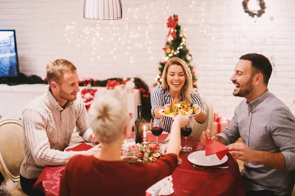 Happy přátelé slaví Vánoce — Stock fotografie