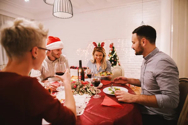 Happy Přátelé Slaví Vánoce Doma Tradiční Slavnostní Večeře — Stock fotografie