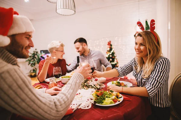 Happy Přátelé Slaví Vánoce Doma Tradiční Slavnostní Večeře — Stock fotografie