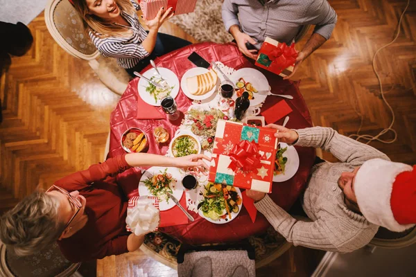 Amigos felizes celebrando o Natal — Fotografia de Stock