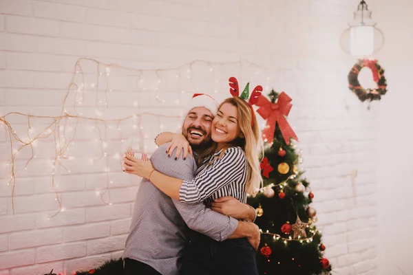 Счастливая пара празднует Рождество — стоковое фото