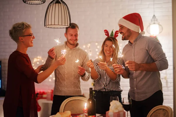 Happy Přátelé Slaví Vánoce Doma Jiskření Bengálsko Světla — Stock fotografie