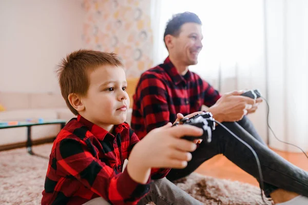 Fröhlich Aufgeregter Vater Und Kleiner Sohn Roten Hemden Beim Konsolenspiel — Stockfoto