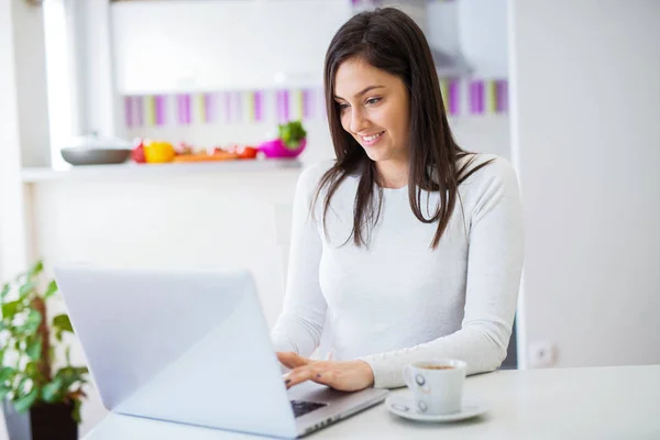 Joven Estudiante Tomando Descanso Tachonado Sentado Frente Computadora — Foto de Stock