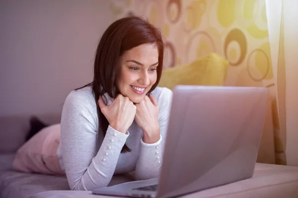 Gelukkig Meisje Liggend Haar Bed Kijken Naar Tablet — Stockfoto