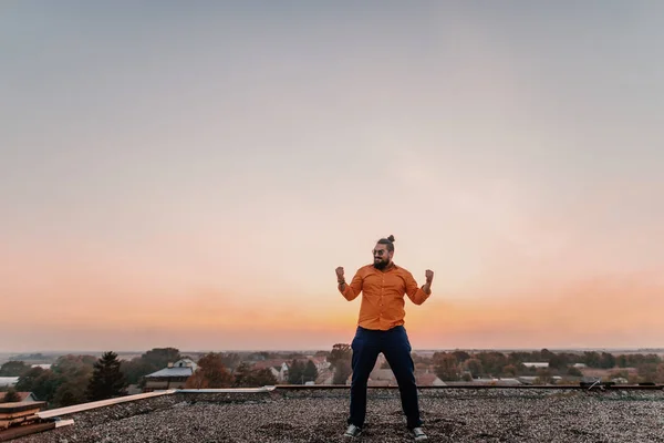 Jonge Hipster Stedelijke Man Die Top Van Het Gebouw Gevoel — Stockfoto