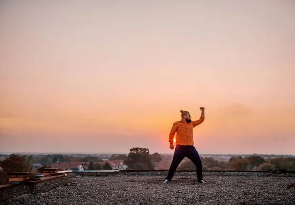 Imagine Tânăr Modern Picioare Partea Sus Clădirii Gesturing Succes Mâna — Fotografie, imagine de stoc