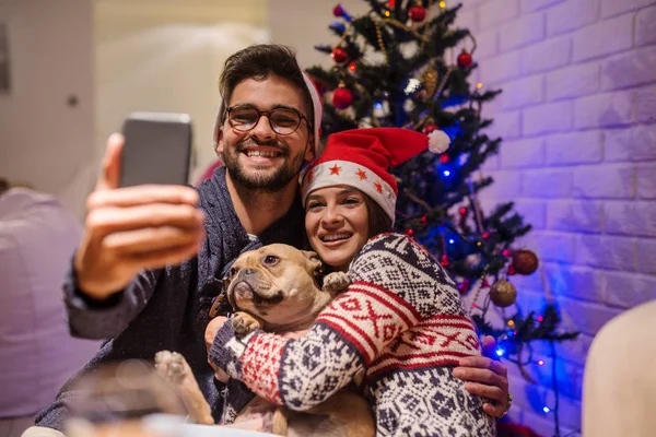 Mosolyogva Pár Figyelembe Selfie Kutyával Karácsonyfa Háttér Karácsonyi Ünnepek Koncepció — Stock Fotó