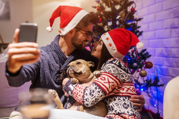 Mosolyogva Pár Figyelembe Selfie Kutyával Karácsonyfa Háttér Karácsonyi Ünnepek Koncepció — Stock Fotó