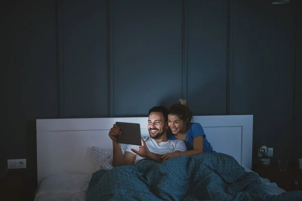 Happy Relaxed Satisfied Couple Lying Bed Surfing Internet — Stock Photo, Image