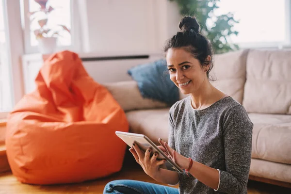 Mujer Usando Tableta Sentada Suelo Sala Estar Fondo Bolsa Perezosa — Foto de Stock